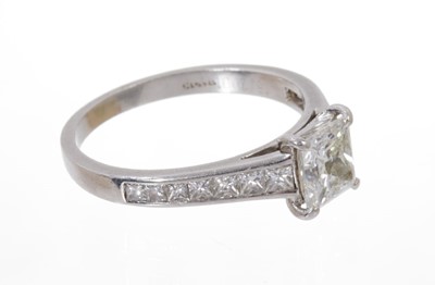 Lot 553 - Princess cut diamond ring