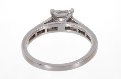 Lot 553 - Princess cut diamond ring
