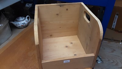 Lot 2310 - Custom made wooden box containing approx 50 LP records including Keef Hartley, Crazy World of Arthur Brown, Magic Sand, Caravan, Doors, Traffic, Pink Floyd, Stray, King Crimson, Fleetwood Mac, Goon...