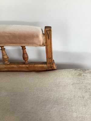 Lot 1218 - Edwardian Chaise lounge balustraded rail-back, turned legs