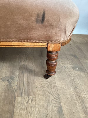 Lot 1218 - Edwardian Chaise lounge balustraded rail-back, turned legs