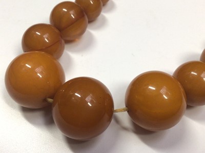 Lot 37 - Vintage simulated amber bead necklace