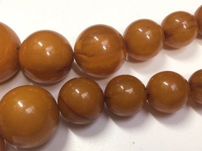 Lot 37 - Vintage simulated amber bead necklace