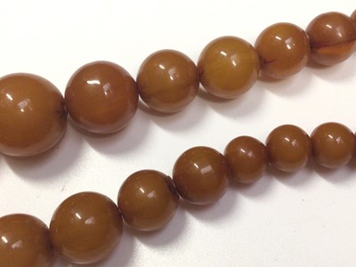 Lot 37 - Vintage simulated amber bead necklace