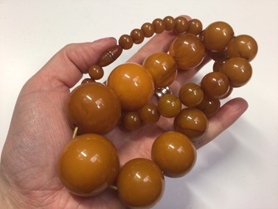 Lot 37 - Vintage simulated amber bead necklace