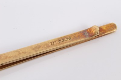 Lot 81 - 18ct gold tie clip, 62mm long