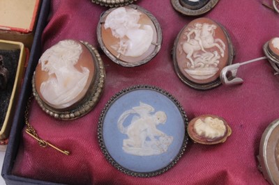 Lot 80 - Group of vintage cameo jewellery to include Italian carved lava cameo brooch, carved shell cameos, etc