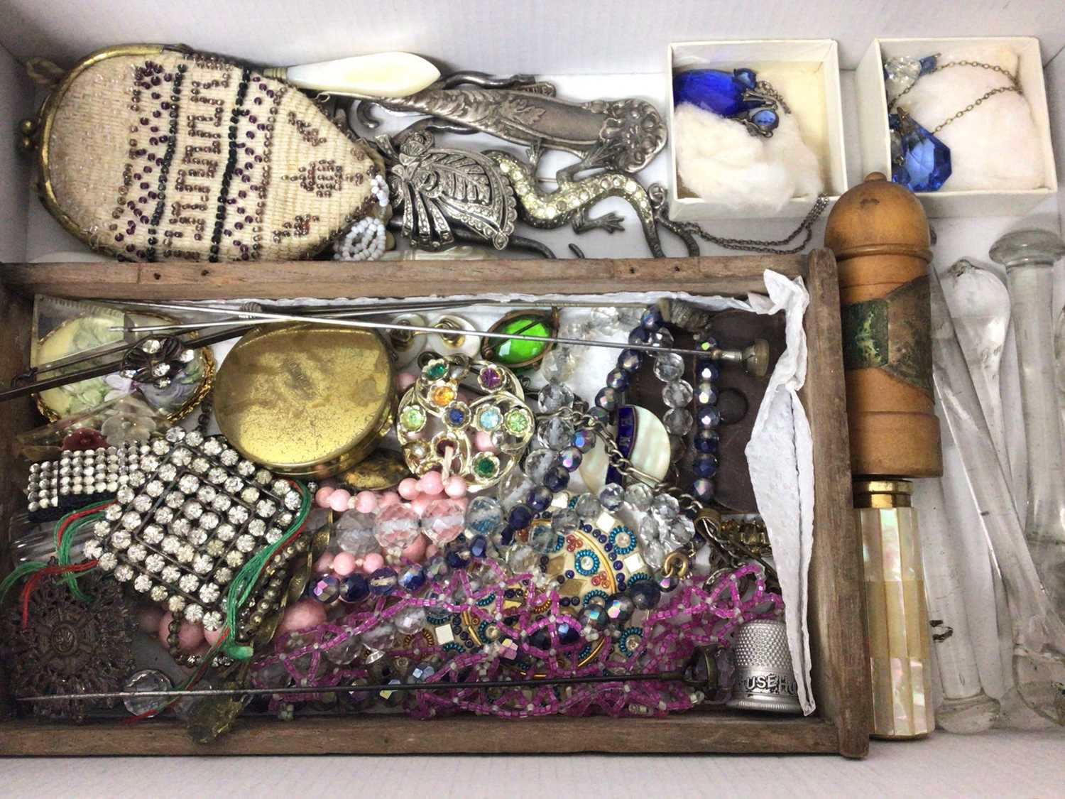 Lot 141 - Group of vintage costume jewellery and bijouterie
