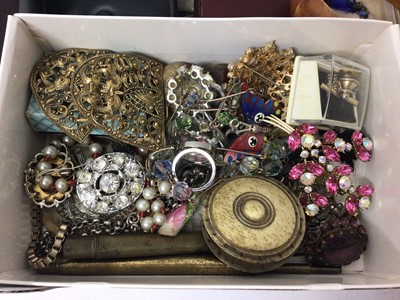 Lot 141 - Group of vintage costume jewellery and bijouterie