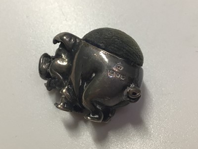 Lot 13 - Miniature silver pig pin cushion, 25mm, brass pig and brass mouse vestas, white metal shell box, two silver thimbles, gilt metal thimble case, gilt metal vinaigrette and other items