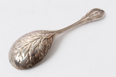 Lot 381 - Edwardian silver caddy spoon, with bowl in the form of a leaf, (Sheffield 1902), maker James Dixon & Sons, 10.8cm in length.