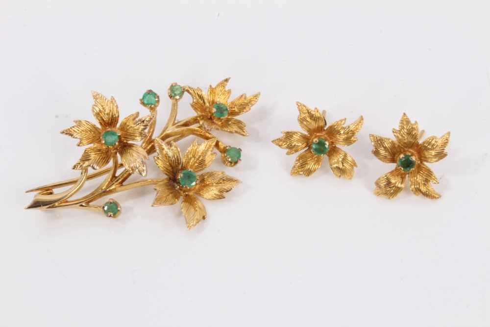 Lot 55 - 9ct gold emerald floral spray brooch and pair of matching stud earrings