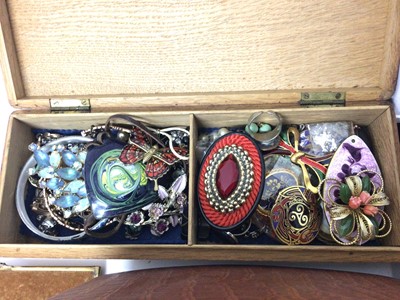 Lot 127 - Group of costume jewellery and bijouterie