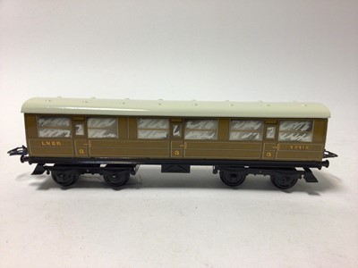 Lot 40 - Railway Middleton Products Australia Hornby Series style O gauge LNER No.2 Coach all 3rd, No.2 Passenegr Coach all 3rd, both in Hornby Series boxes (2)