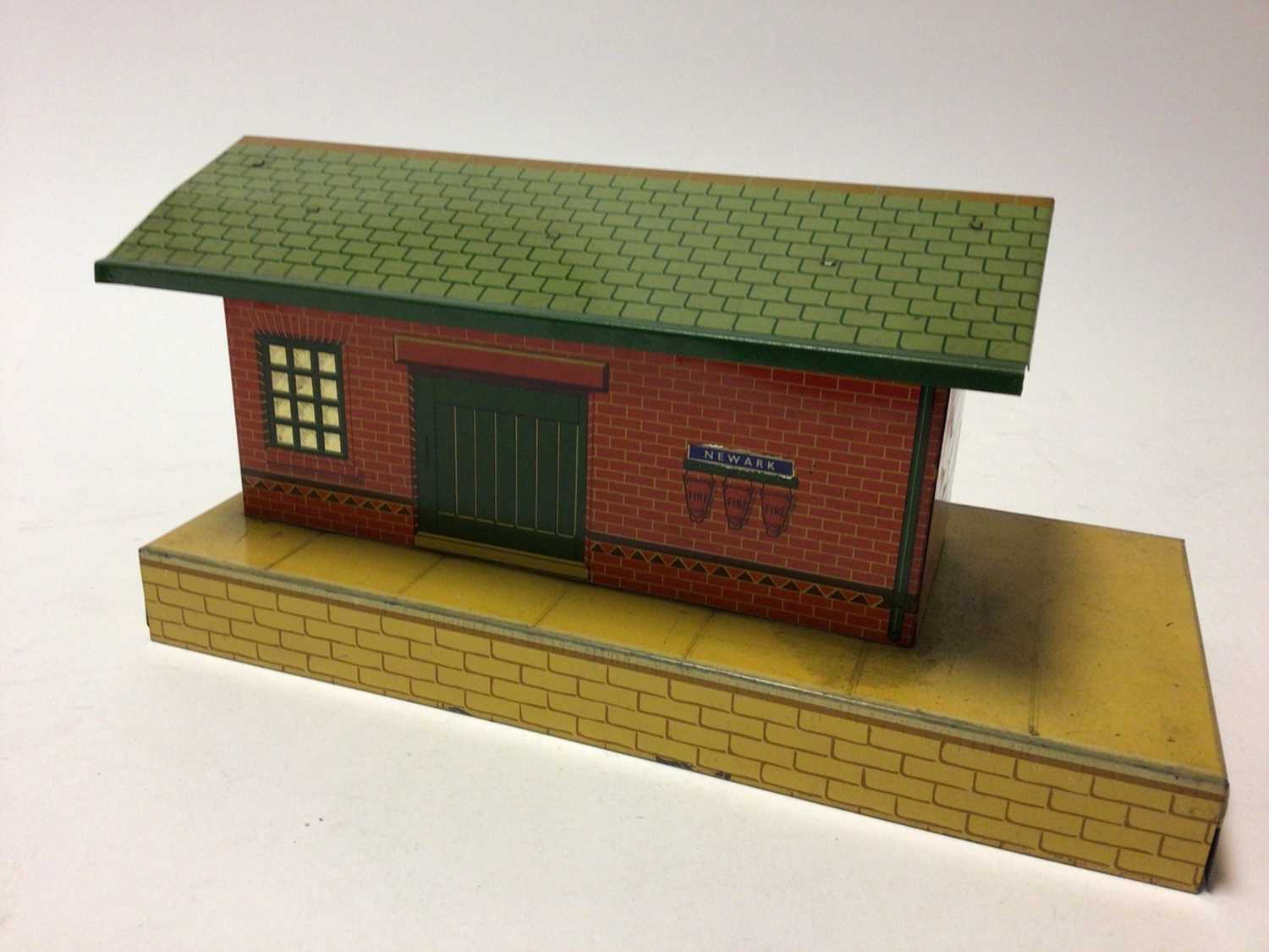 Lot 47 - Hornby O gauge No.1 Goods Platform A235, plus two No.2 Signal Cabins A835 and 42370, all in original boxes (3)