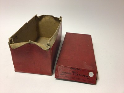 Lot 47 - Hornby O gauge No.1 Goods Platform A235, plus two No.2 Signal Cabins A835 and 42370, all in original boxes (3)