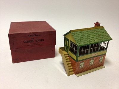 Lot 47 - Hornby O gauge No.1 Goods Platform A235, plus two No.2 Signal Cabins A835 and 42370, all in original boxes (3)