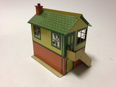 Lot 47 - Hornby O gauge No.1 Goods Platform A235, plus two No.2 Signal Cabins A835 and 42370, all in original boxes (3)