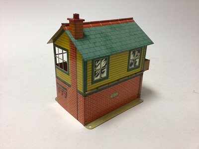 Lot 47 - Hornby O gauge No.1 Goods Platform A235, plus two No.2 Signal Cabins A835 and 42370, all in original boxes (3)
