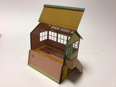 Lot 47 - Hornby O gauge No.1 Goods Platform A235, plus two No.2 Signal Cabins A835 and 42370, all in original boxes (3)