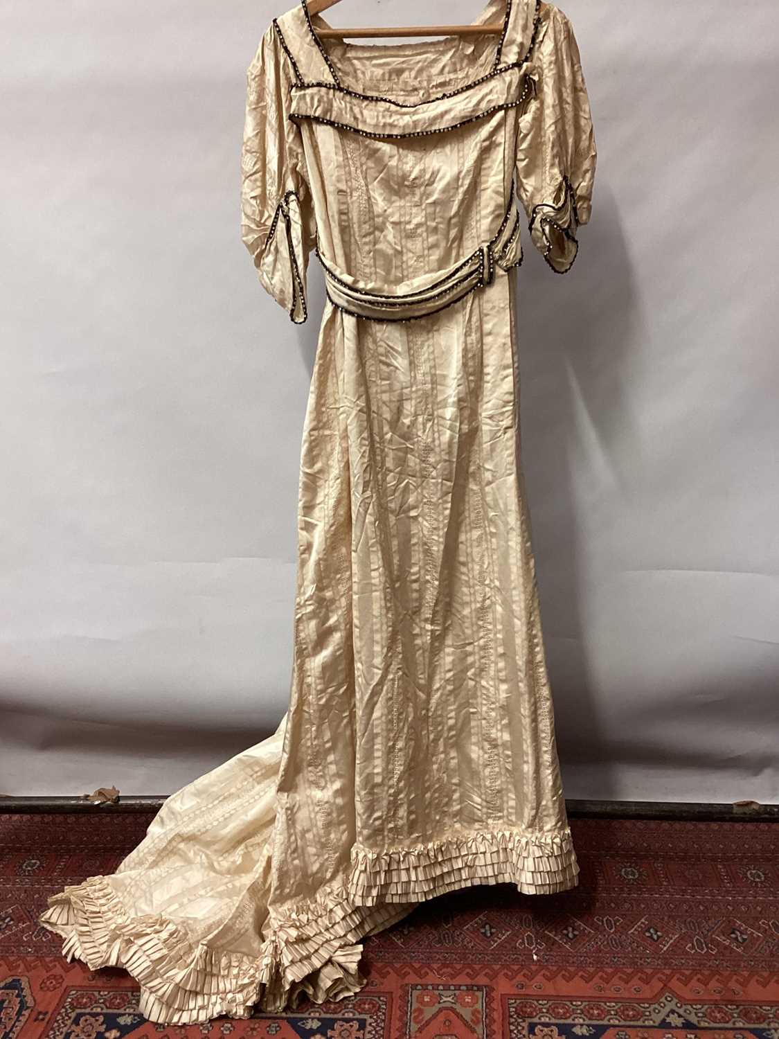 Lot 2052 - Edwardian evening gown in cream silk with Lot 2052 - Edwardian evening gown in cream silk with