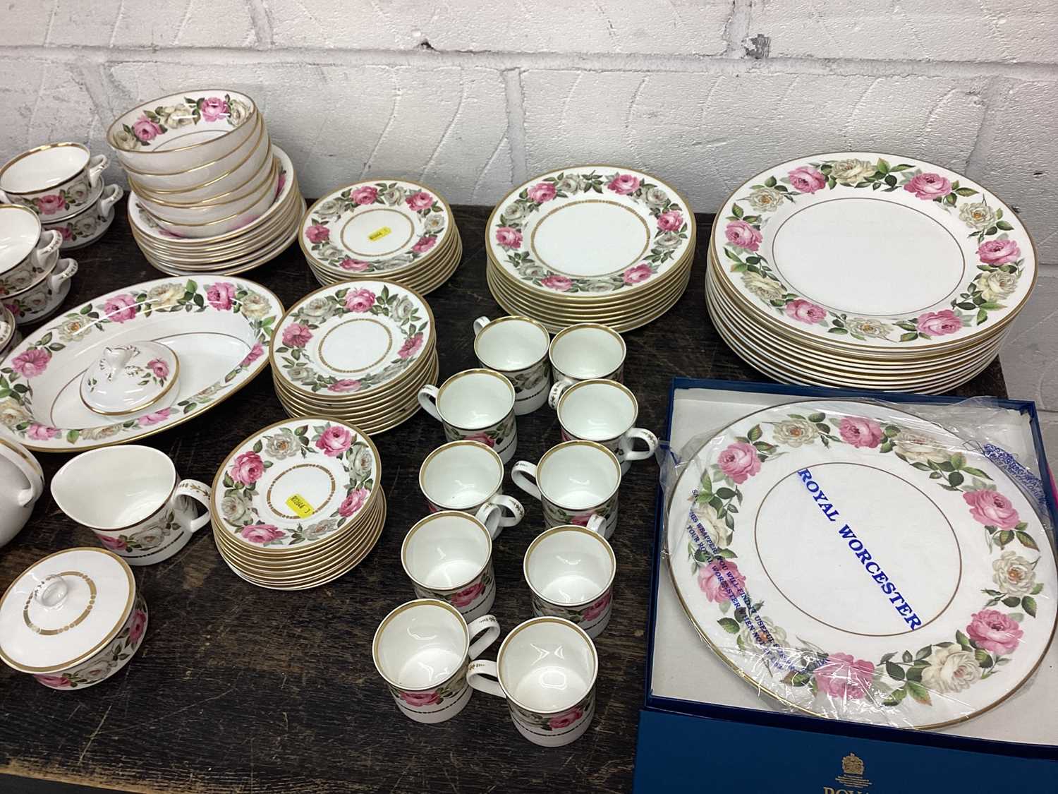 Lot 1218 - Royal Worcester Royal Garden pattern tea, coffee and dinner service