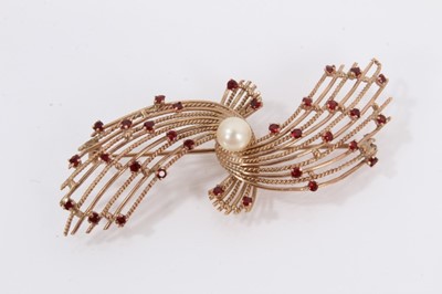 Lot 870 - 9ct gold spray brooch, together with 9ct gold cultured pearl ring and 9ct gold red cabochon ring