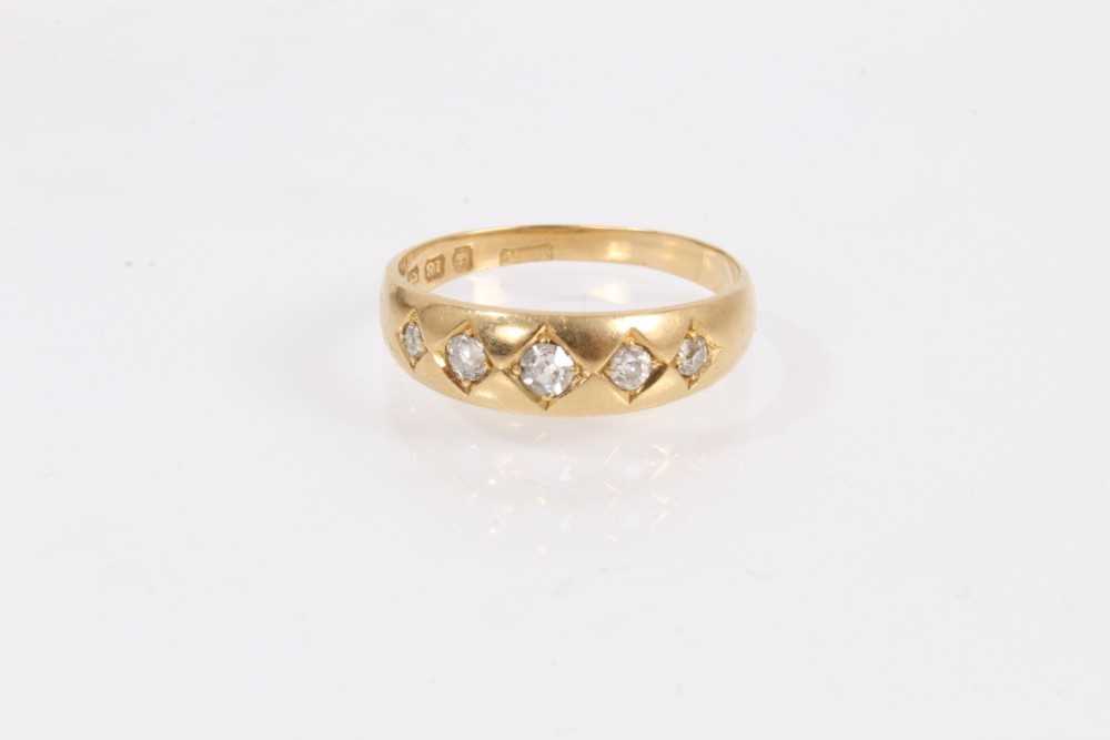 Lot 854 - Victorian 18ct gold diamond five stone gypsy ring