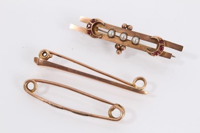 Lot 964 - Vintage 9ct gold cased wristwatch on leather strap and three antique 9ct gold bar brooches