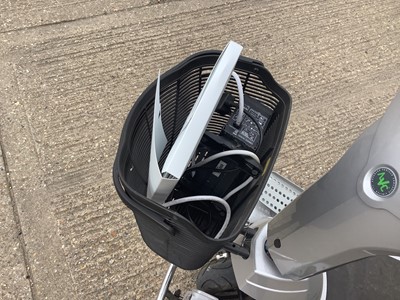 Lot 6 - Quingo Toura 2 mobility scooter with charger