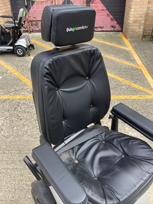 Lot 6 - Quingo Toura 2 mobility scooter with charger