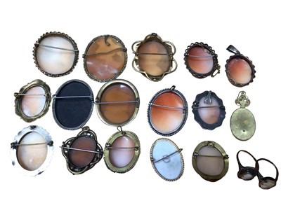 Lot 73 - Collection of antique and cameo brooches/ pendants