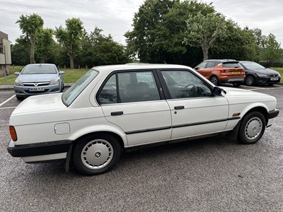 Lot 2 - 1990 BMW 318i, 4 door saloon, 1796cc engine, reg. no. G495 PAH, finished in white with a velour interior, MOT expired 29th October 2020. Supplied with V5, keys and book pack. (Subject to 12% buyers...