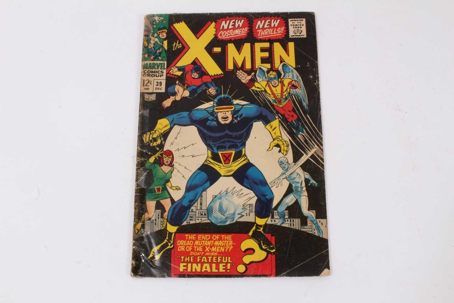 Lot 17 - Marvel Comics the X-Men #39 (1967). Origin of Cyclops and new costumes. Priced 12 cents. (1)