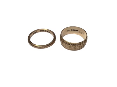Lot 36 - Group of 9ct gold jewellery to include a torque bangle, a gold charm bracelet, two wedding rings, bracelet and chain