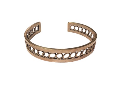 Lot 36 - Group of 9ct gold jewellery to include a torque bangle, a gold charm bracelet, two wedding rings, bracelet and chain