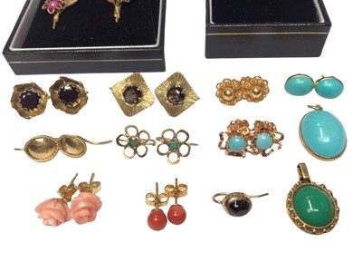 Lot 37 - Group of gold gem set earring to include a pair of 18ct gold synthetic star sapphire and star ruby floral spray earrings, pair of 18ct white gold ruby and diamond cluster earrings