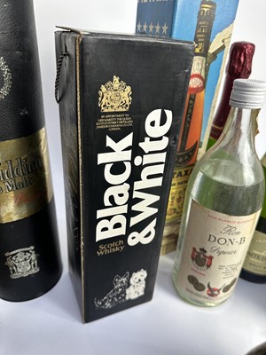 Lot 55 - Mixed group to include, Black & White whisky, Glen Grant 10 year old, boxed Metaxa, assorted champagnes and other bottles