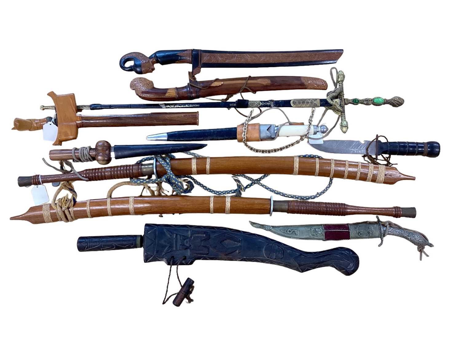 Lot 935 - Collection of knives to include a Malayan Kris and a Divers type knife (qty)