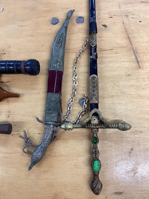 Lot 935 - Collection of knives to include a Malayan Kris and a Divers type knife (qty)