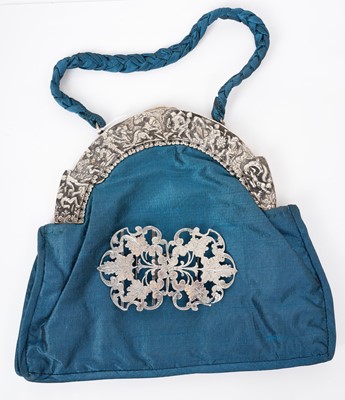 Lot 276 - Silver mounted purse and silver nurses buckle