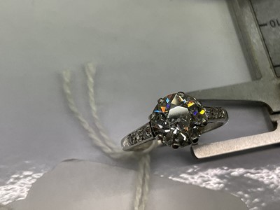 Lot 447 - Diamond single stone ring