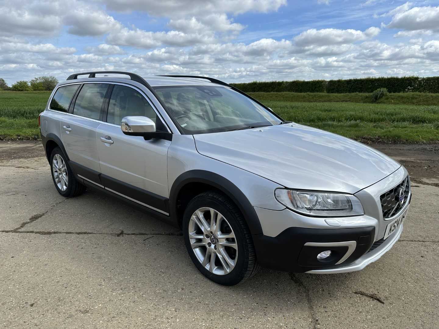 Lot 12 - 2014 Volvo XC70 SE Lux D5 AWD automatic, 5 door estate, reg. no. KS14 MFP
