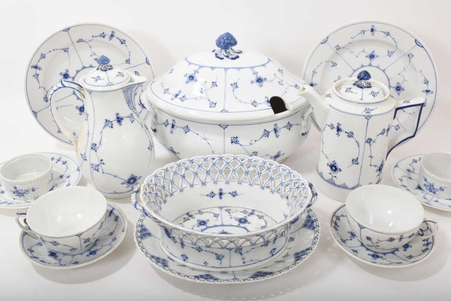 Lot 109 - Extensive collection of Royal Copenhagen onion pattern tablewares
