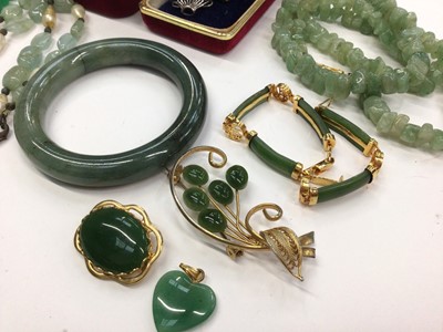 Lot 28 - Group of jade/ green hardstone jewellery