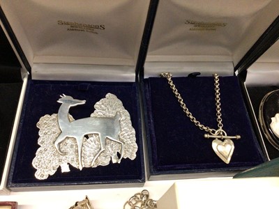 Lot 69 - Group of silver jewellery including a white metal deer plaque brooch, costume jewellery and a collection of military badges and buttons