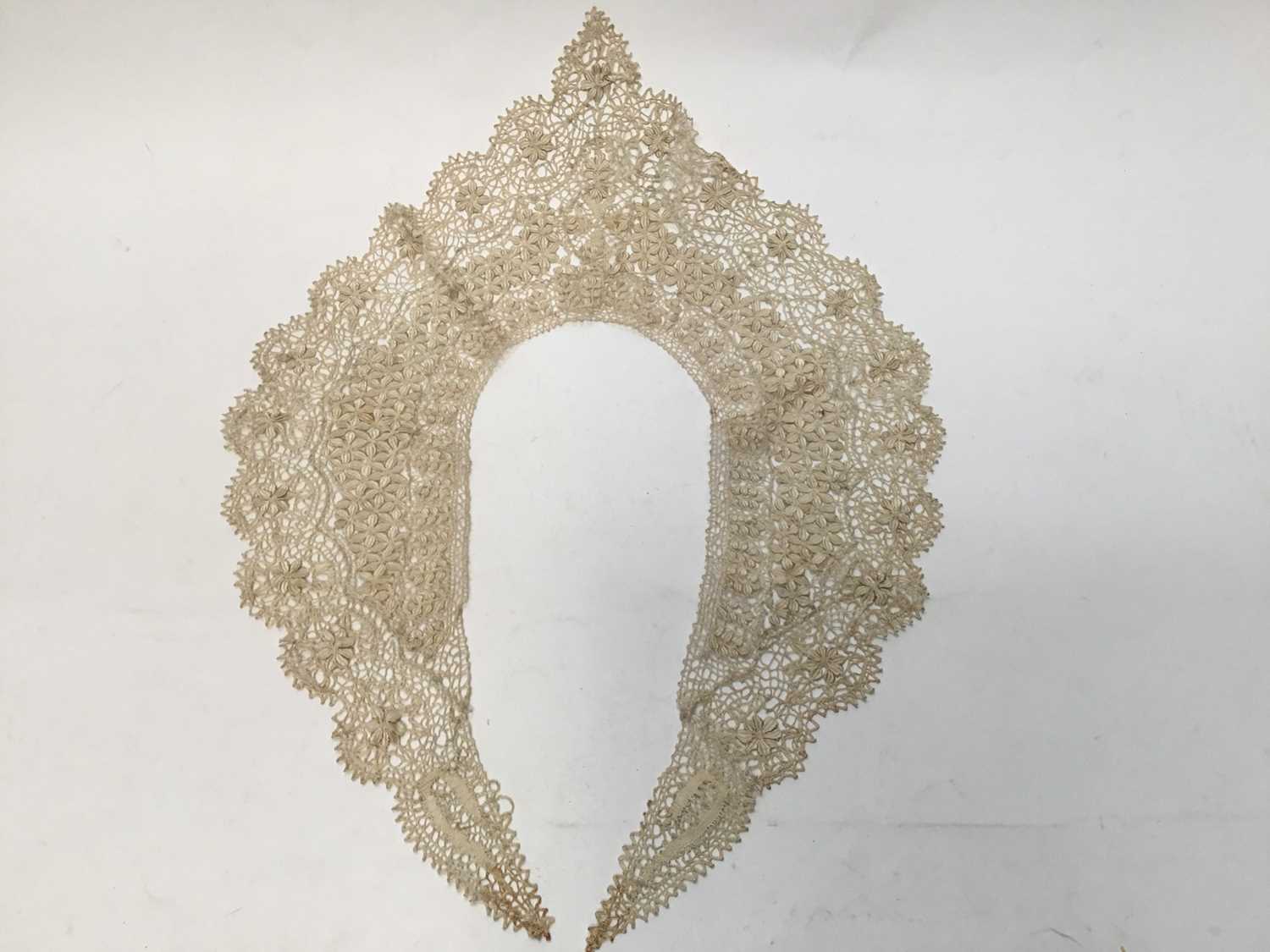 Lot 2114 - Box of antique lace