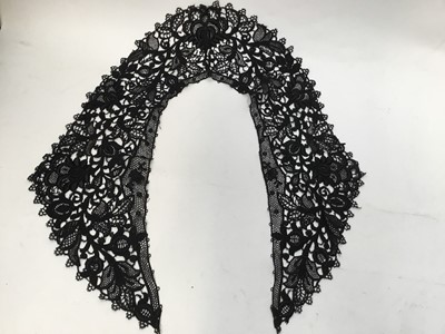 Lot 2114 - Box of antique lace