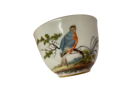 Lot 153 - 18th century Loosdrecht porcelain tea bowl with with ornithological bird decoration