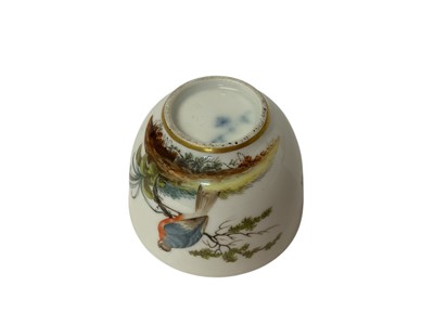 Lot 153 - 18th century Loosdrecht porcelain tea bowl with with ornithological bird decoration